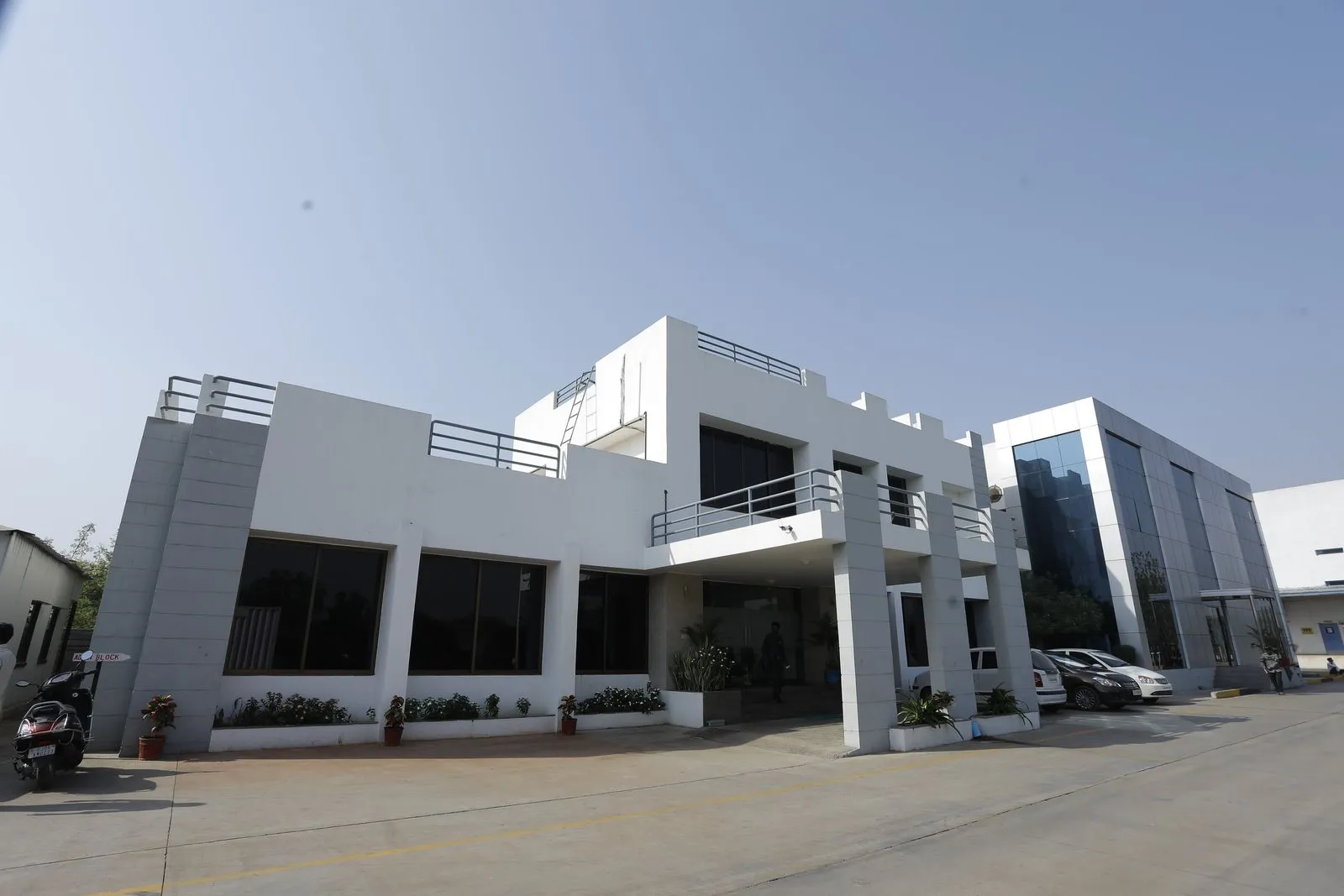 Exemed site building seen from the front